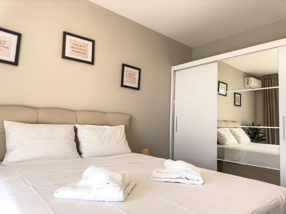 Postel nebo postele na pokoji v ubytování Modern 1BR Apartment with free Parking and free Gym Pass