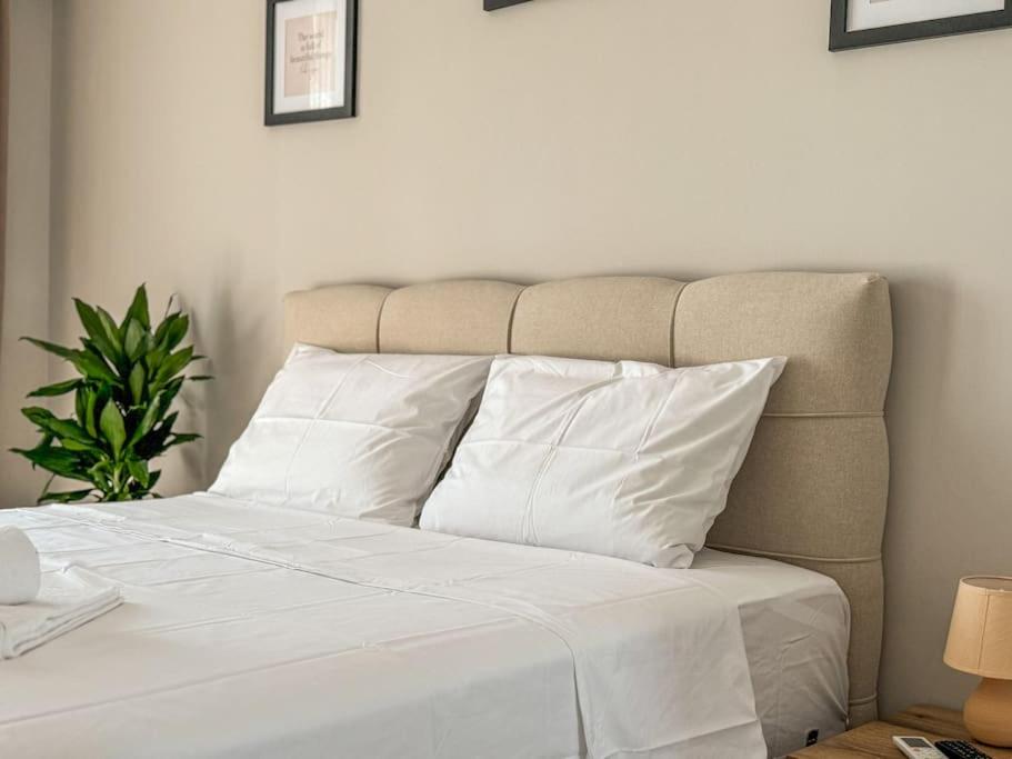 Postel nebo postele na pokoji v ubytování Modern 1BR Apartment with free Parking and free Gym Pass