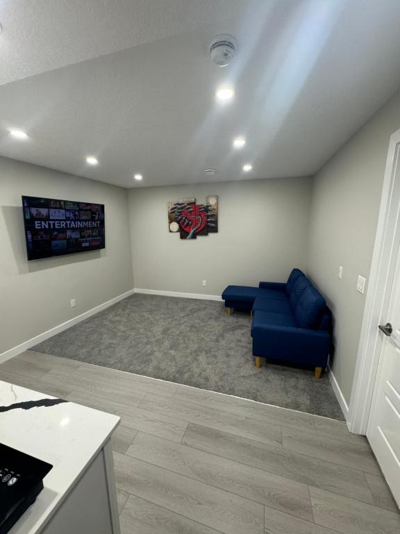 Khu vực ghế ngồi tại Cozy 1 bedroom basement apartment