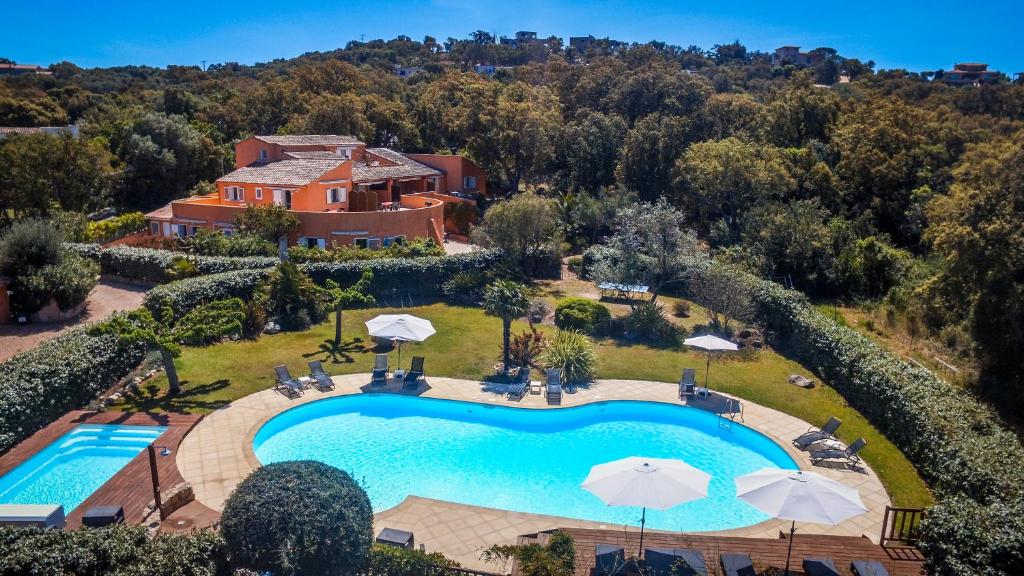 Bazén v ubytování Residence Les Jardins de Sainte-Lucie "Piscine chauffée" nebo v jeho okolí