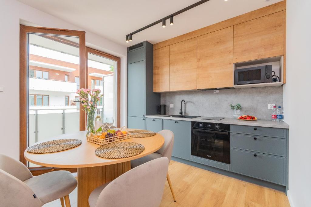 Kuchyň nebo kuchyňský kout v ubytování APARTAMENTY MIERZEJA - STEGNA PARK MEDIUM, 500 m od plaży, Bezpłatny Meleks