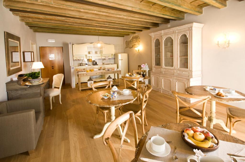 ヴェローナにあるResidenza CuordiVeronaのリビングルーム(テーブル、椅子付)、キッチン