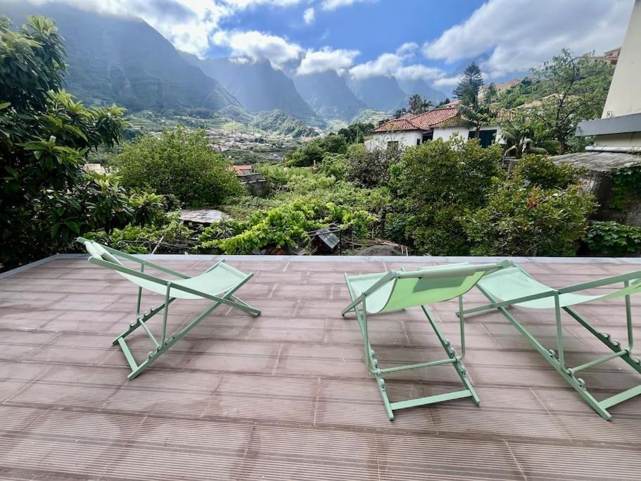 zwei grüne Stühle auf einem Dach in der Unterkunft Villa with Mountain view, São Vicente, Madeira in São Vicente