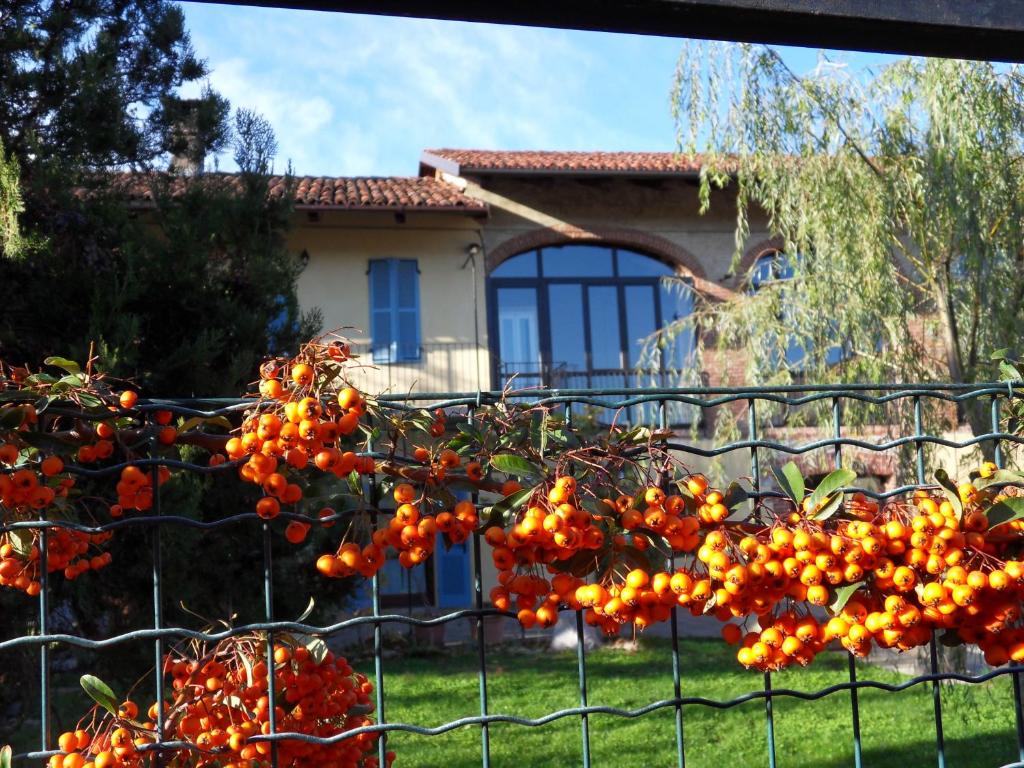 un montón de naranjas en una valla delante de una casa en B&B Cascina Marie, en Bricherasio