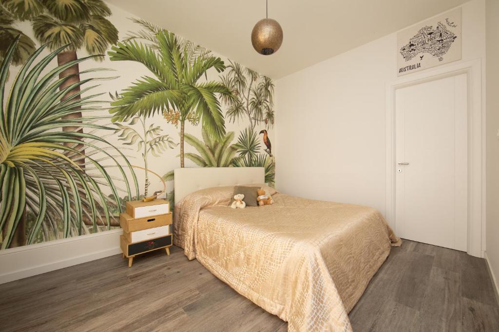 une chambre avec un lit avec un ours en peluche dessus dans l'établissement La casa di Ele, à Rome