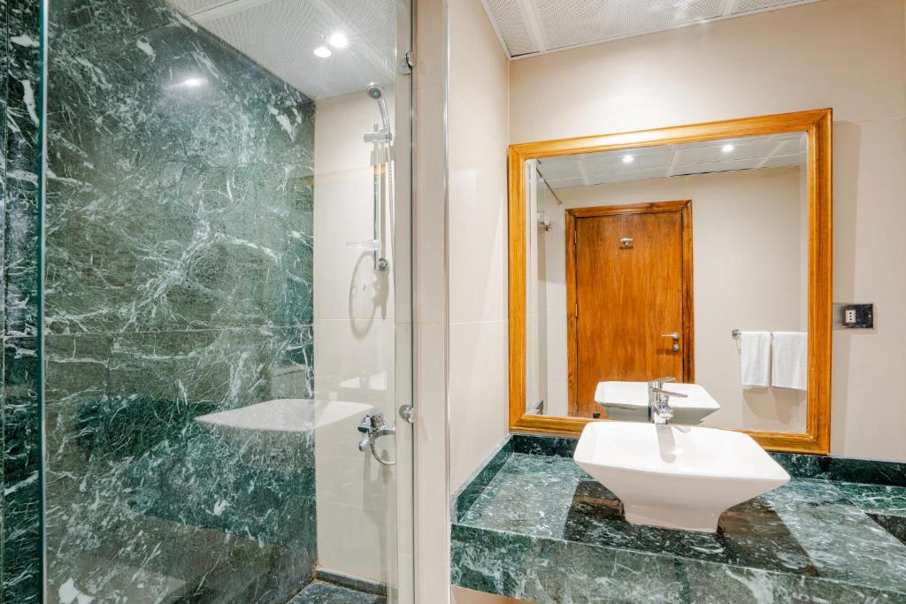 Koupelna v ubytování Om Kolthoom Hotel