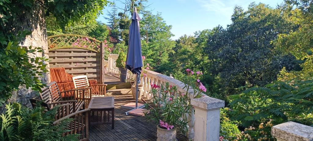Ogród w obiekcie Gîte de charme atypique vue panoramique