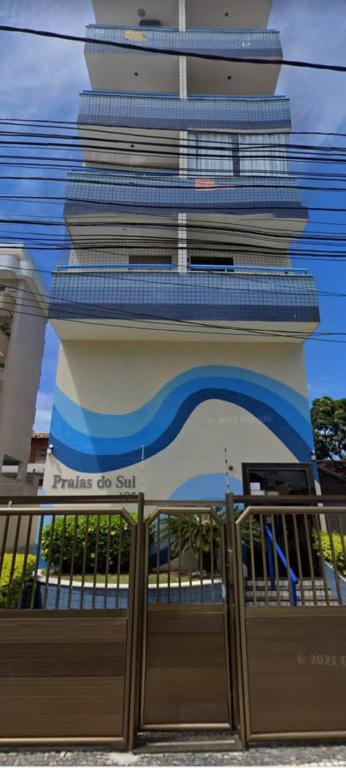 a building with a gate in front of it at Praias do Sul in Cabo Frio