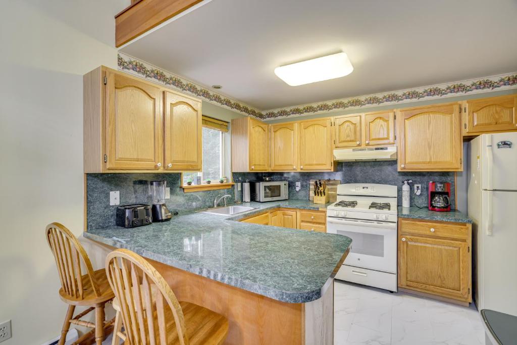 Köök või kööginurk majutusasutuses Private Hot Tub Lakefront Poconos Home!