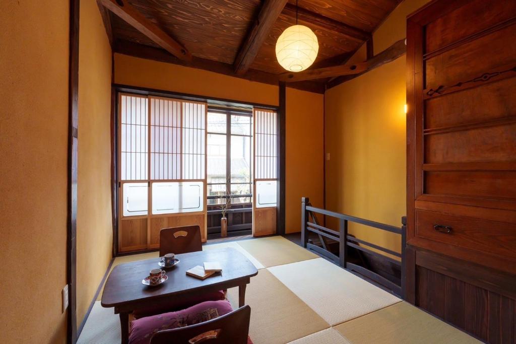 Postel nebo postele na pokoji v ubytování 宮島 町家宿 進龍庵