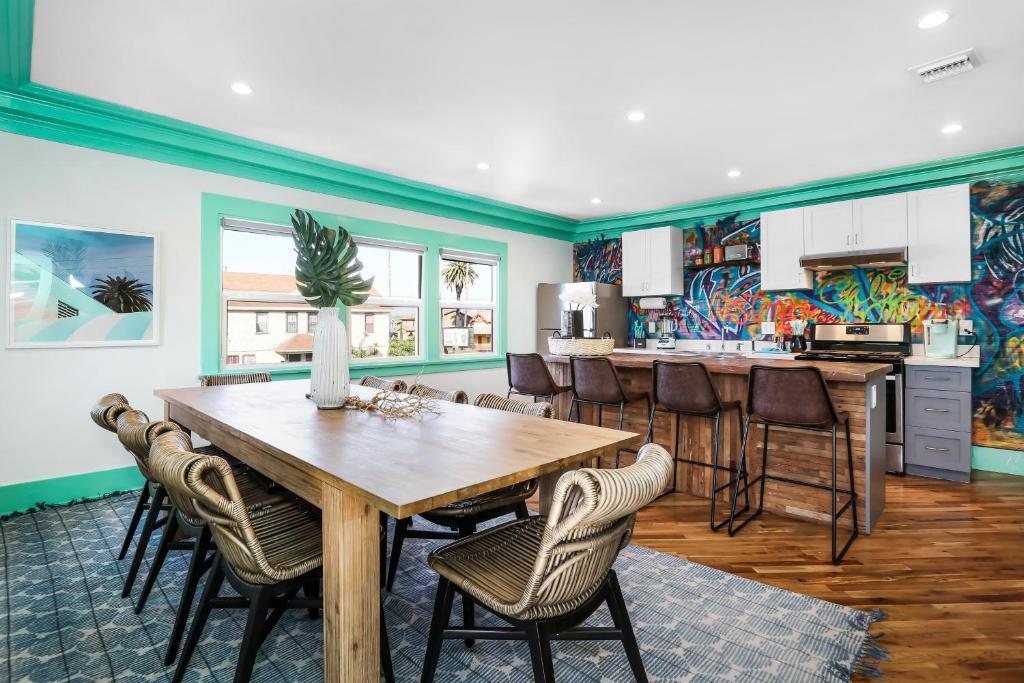 eine Küche mit einem Holztisch und Stühlen in der Unterkunft Peace Palace 56 in Los Angeles