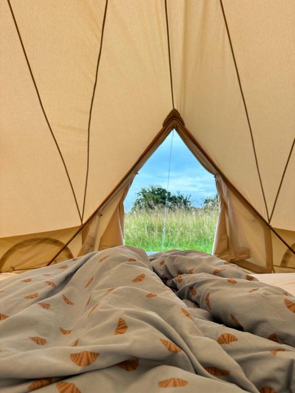 Postel nebo postele na pokoji v ubytování Big tent with real beds and ocean view