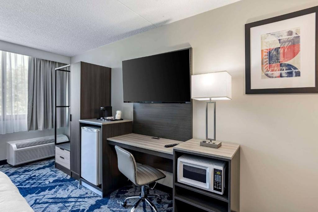 Kuchyň nebo kuchyňský kout v ubytování Best Western Rutgers University Hotel