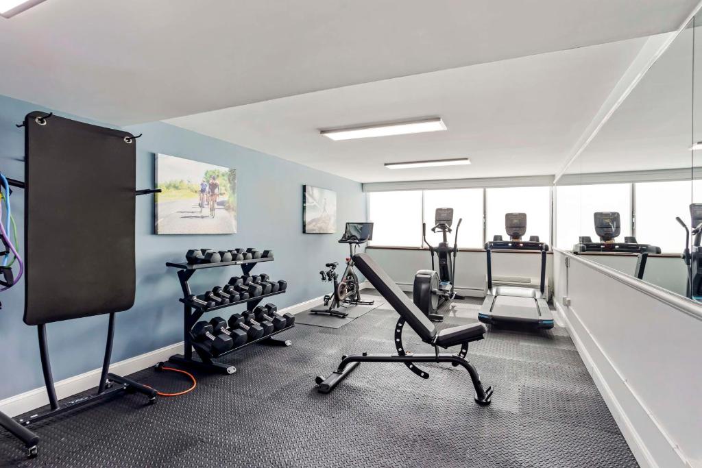 Fitness centrum a/nebo fitness zařízení v ubytování Best Western Rutgers University Hotel