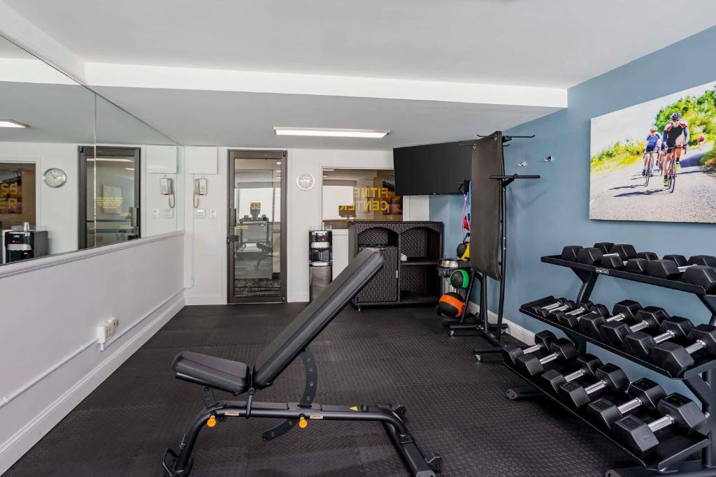 Fitness centrum a/nebo fitness zařízení v ubytování Best Western Rutgers University Hotel
