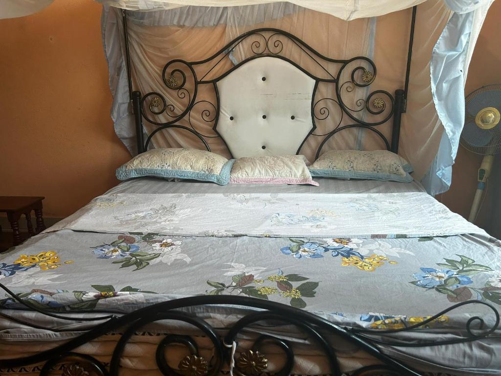 Un pat sau paturi într-o cameră la Guest room 1 relax