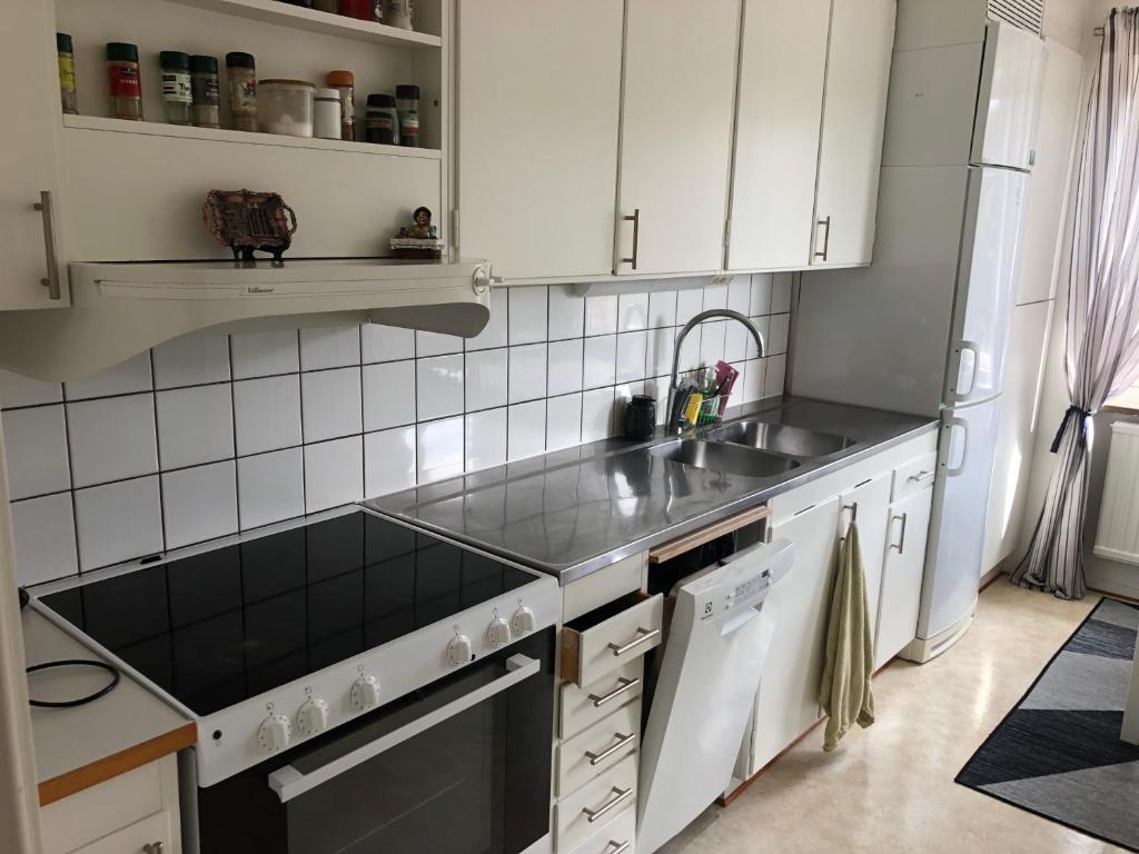Kuchyň nebo kuchyňský kout v ubytování Nära till allt, i delad lägenhet