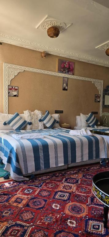 Voodi või voodid majutusasutuse Riad Dar Omar toas