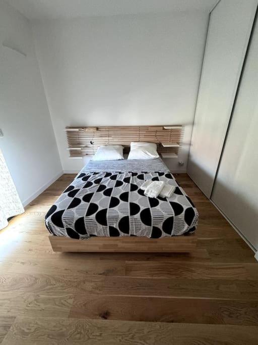 - une chambre avec une couette en noir et blanc sur un lit dans l'établissement Magnifique T2-Climatisé avec terrasse-Catalans, à Marseille