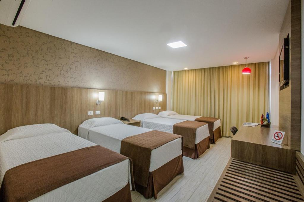 Postel nebo postele na pokoji v ubytování Foz Presidente Comfort Hotel