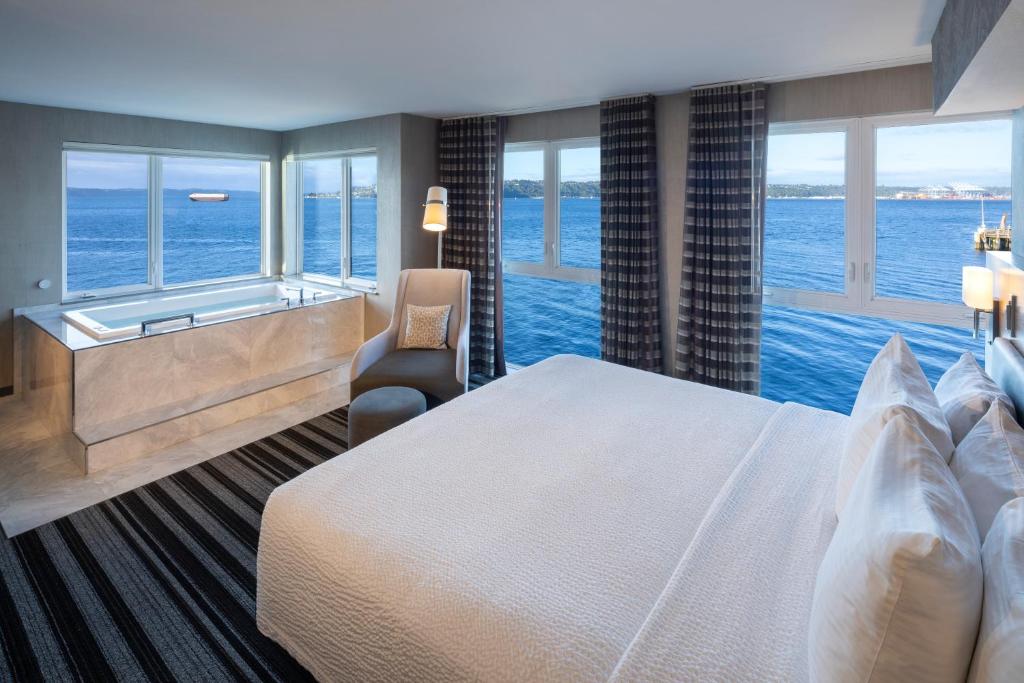 Postel nebo postele na pokoji v ubytování Silver Cloud Hotel Tacoma Waterfront