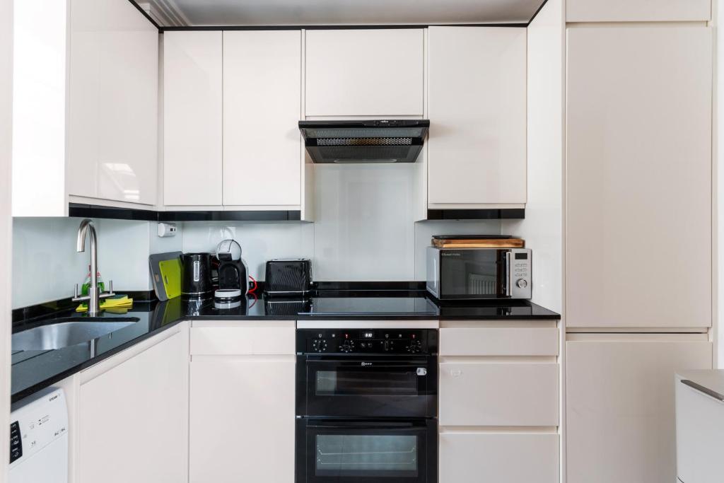 Weybridge - 2 Bed - parking - Two-Bedroom Apartment