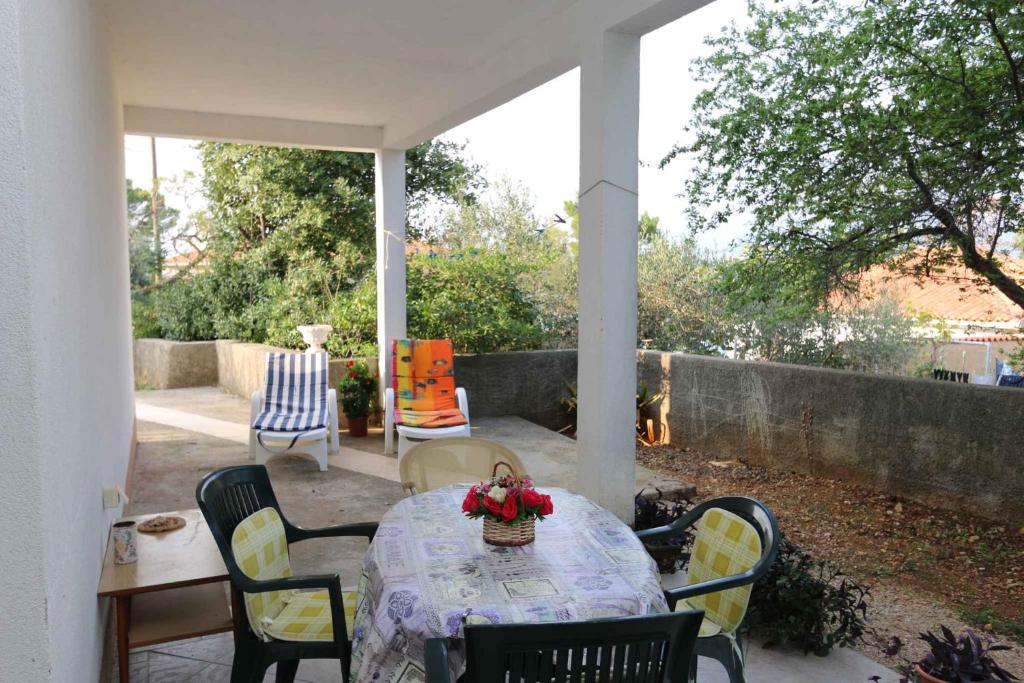 patio ze stołem i krzesłami na ganku w obiekcie Apartment in Silo - Insel Krk 13555 w mieście Šilo