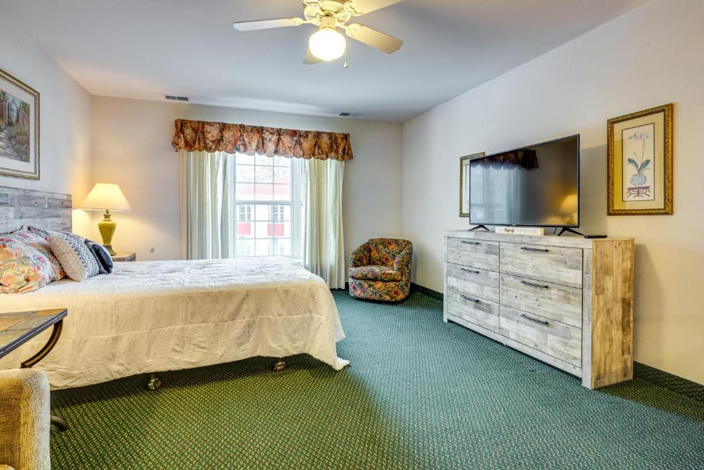 Un dormitorio con una cama y un televisor de pantalla plana. en Close to Saginaw Bay Waterfront! Pigeon Studio, en Pigeon
