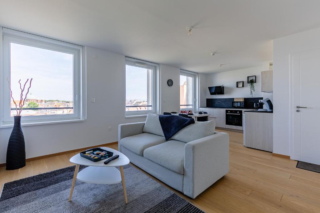 un salon avec un canapé et une table dans l'établissement Appartement cosy Place des Halles - Hyper centre, à Strasbourg