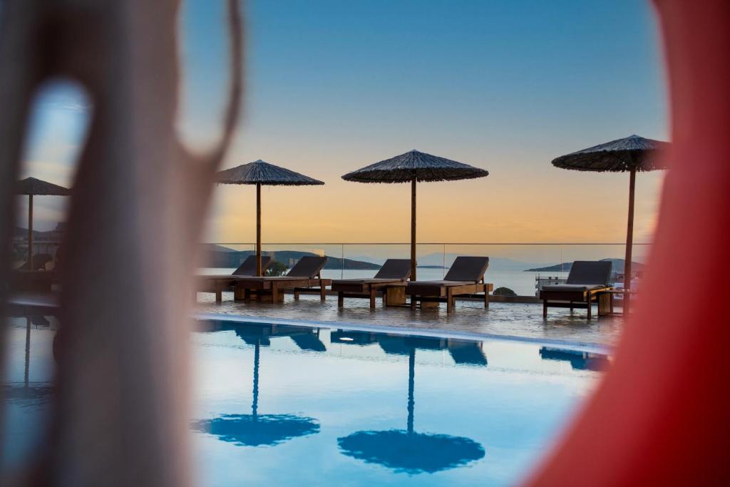 Bazén v ubytování Evia Hotel & Suites nebo v jeho okolí