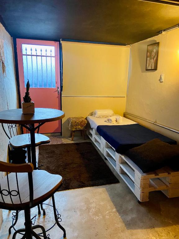 Uma cama ou camas num quarto em Galeria SP Hostel