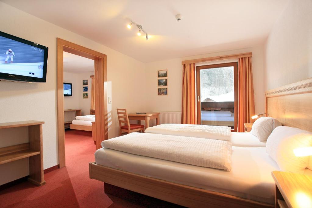 A bed or beds in a room at Gasthaus Steinberg