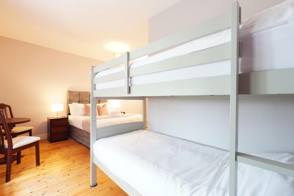 Postel nebo postele na pokoji v ubytování Ashville Guesthouse