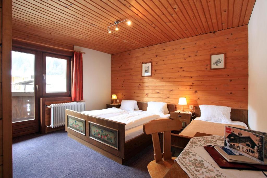 A bed or beds in a room at Gasthaus Steinberg