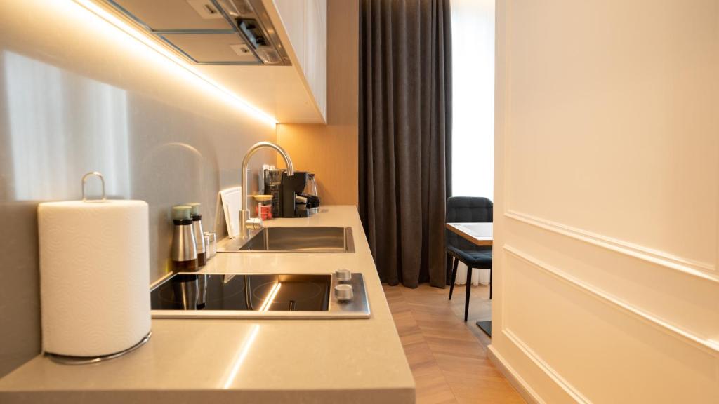 Příslušenství pro přípravu čaje a kávy v ubytování Albani's Apartment