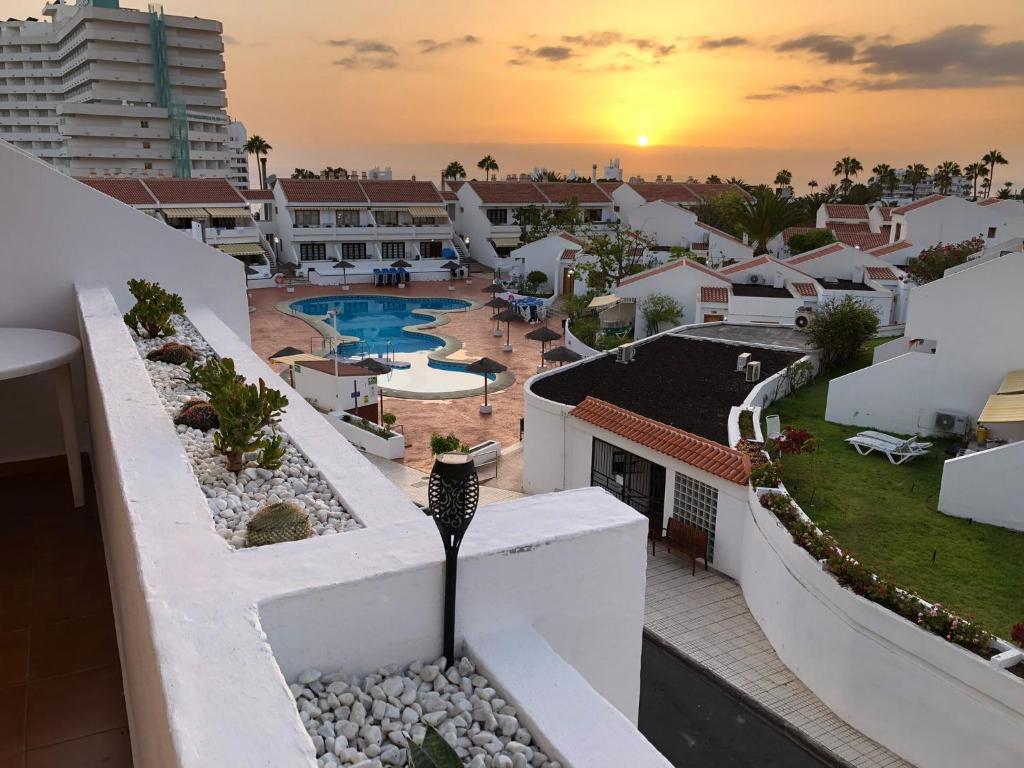 a view of the pool from the balcony of a resort at Apartamento Helena en Garden City con piscina climatizada in Playa Fañabe