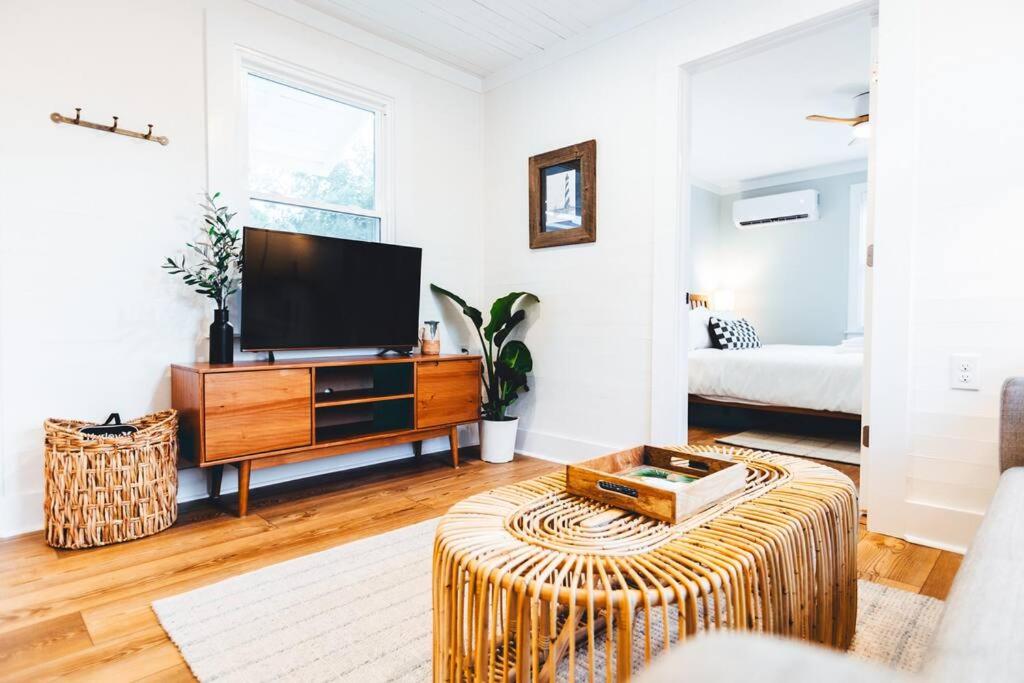 Televízia a/alebo spoločenská miestnosť v ubytovaní NEW! Seabird Cozy Cottage by Beach, Boardwalk & Lake