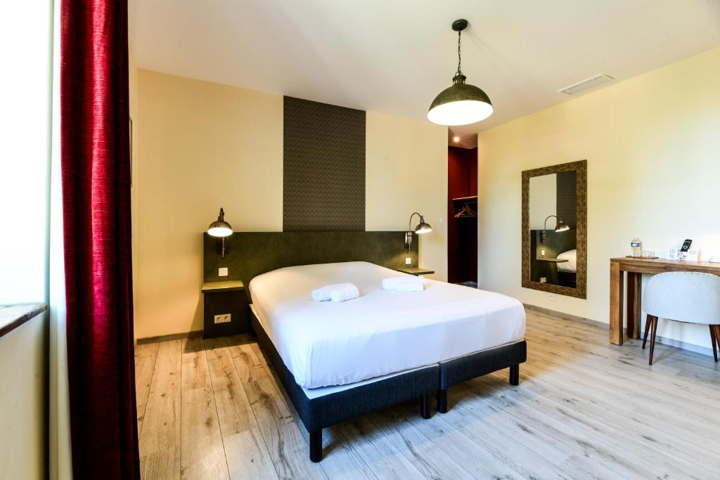Postel nebo postele na pokoji v ubytování Logis Hôtel & Restaurant Le Cadet de Gascogne