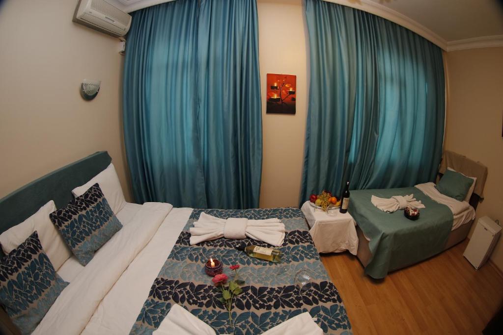 Un pat sau paturi într-o cameră la Bachos Hotel sultanahmet