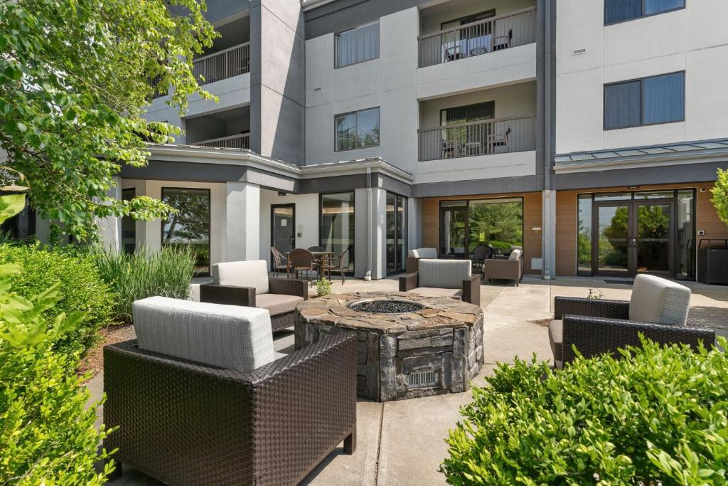Posezení v ubytování Courtyard Burlington Williston