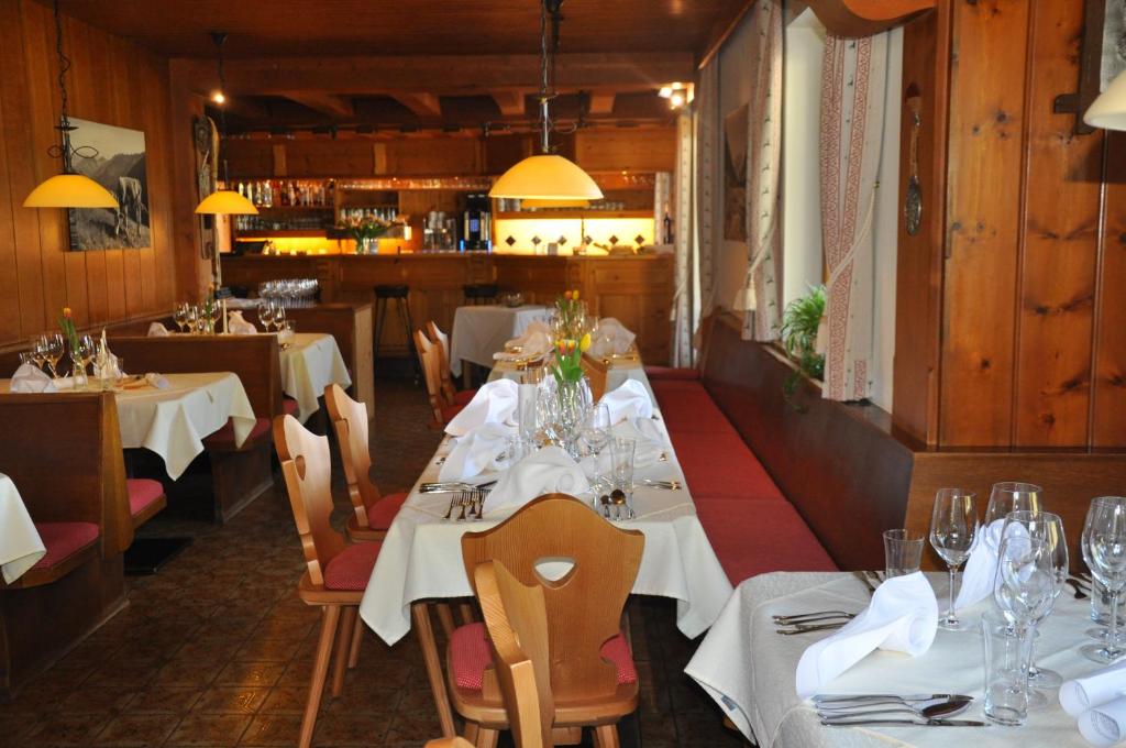 A restaurant or other place to eat at Gasthaus Steinberg
