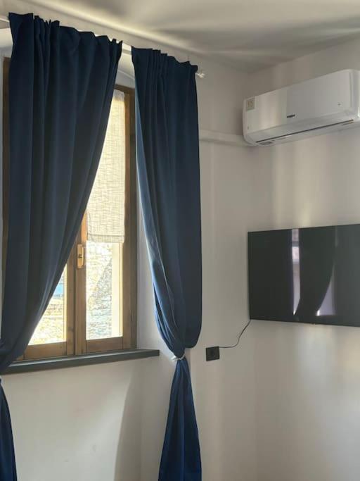 TV a/nebo společenská místnost v ubytování Ocean Suite con letto ad acqua