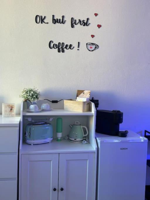 Příslušenství pro přípravu čaje a kávy v ubytování Ocean Suite con letto ad acqua