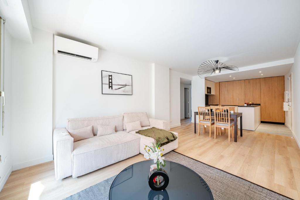 un salon avec un canapé blanc et une table dans l'établissement Near old town and apartment fully renovated, à Nice