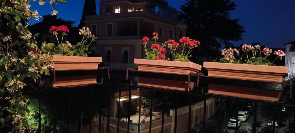 un edificio con macetas de flores a un lado. en Attico Aventino, en Roma