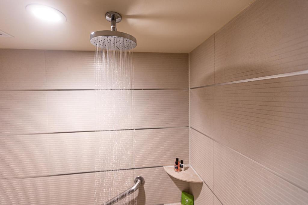 Koupelna v ubytování Daddy O Hotel