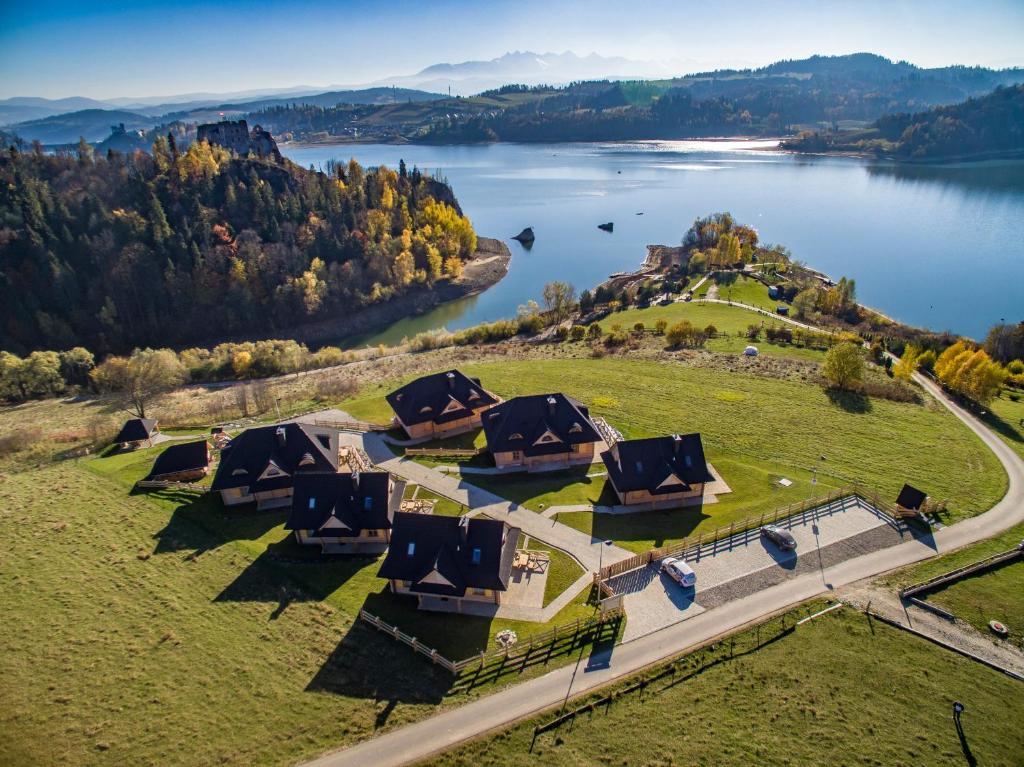 una vista aerea di tende su un campo vicino a un lago di Osada Cztery Pory Roku Czorsztyn a Czorsztyn