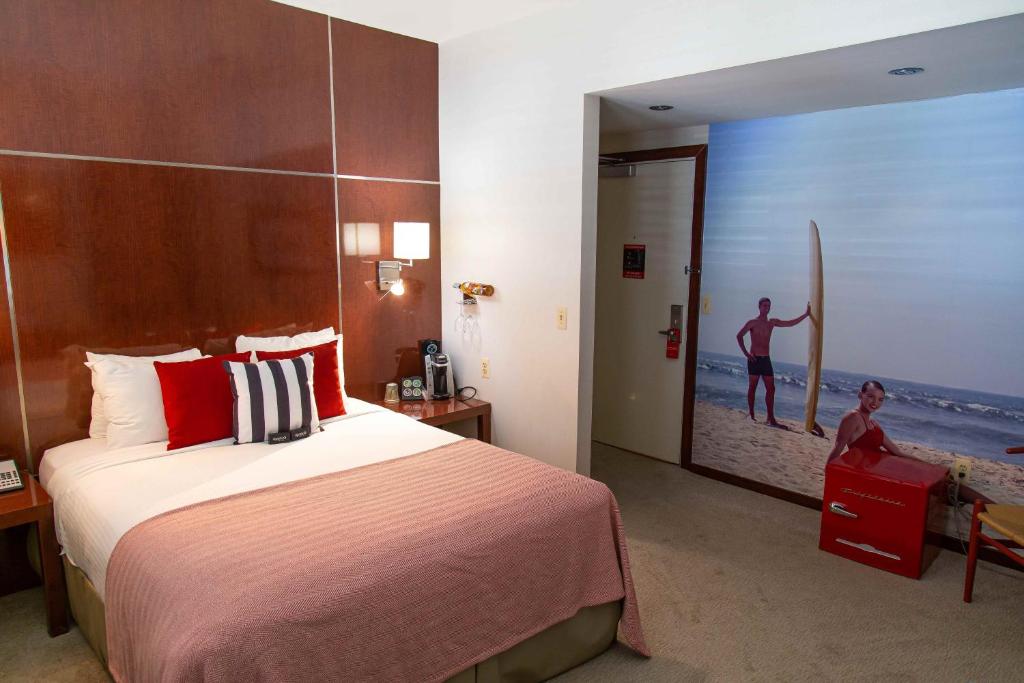 Postel nebo postele na pokoji v ubytování Daddy O Hotel