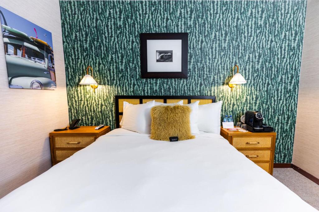 Postel nebo postele na pokoji v ubytování Daddy O Hotel