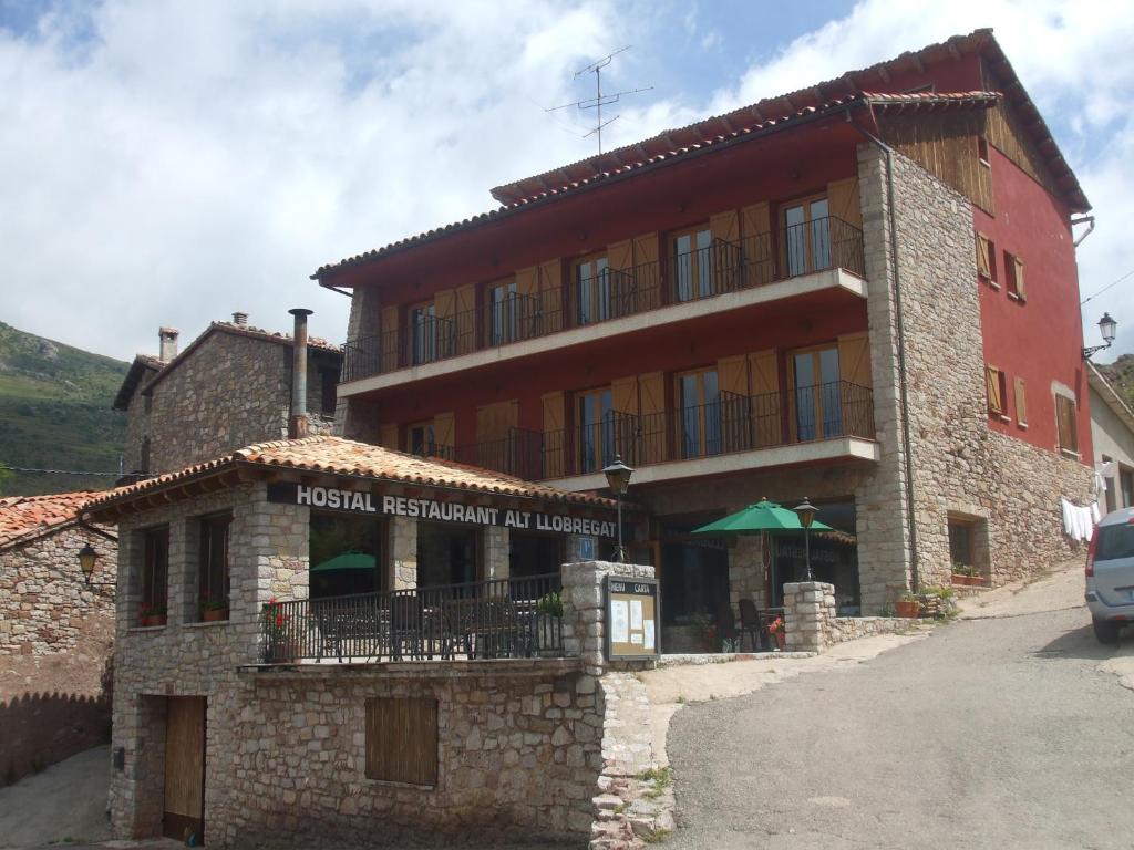 um edifício com uma placa na frente dele em Hostal Alt Llobregat em Castellar de NʼHug